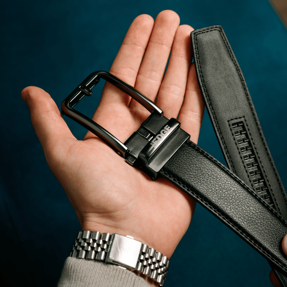 Moderan crni muški kožni kaiš Edge bez rupica koji privlači poglede svojim dizajnom.