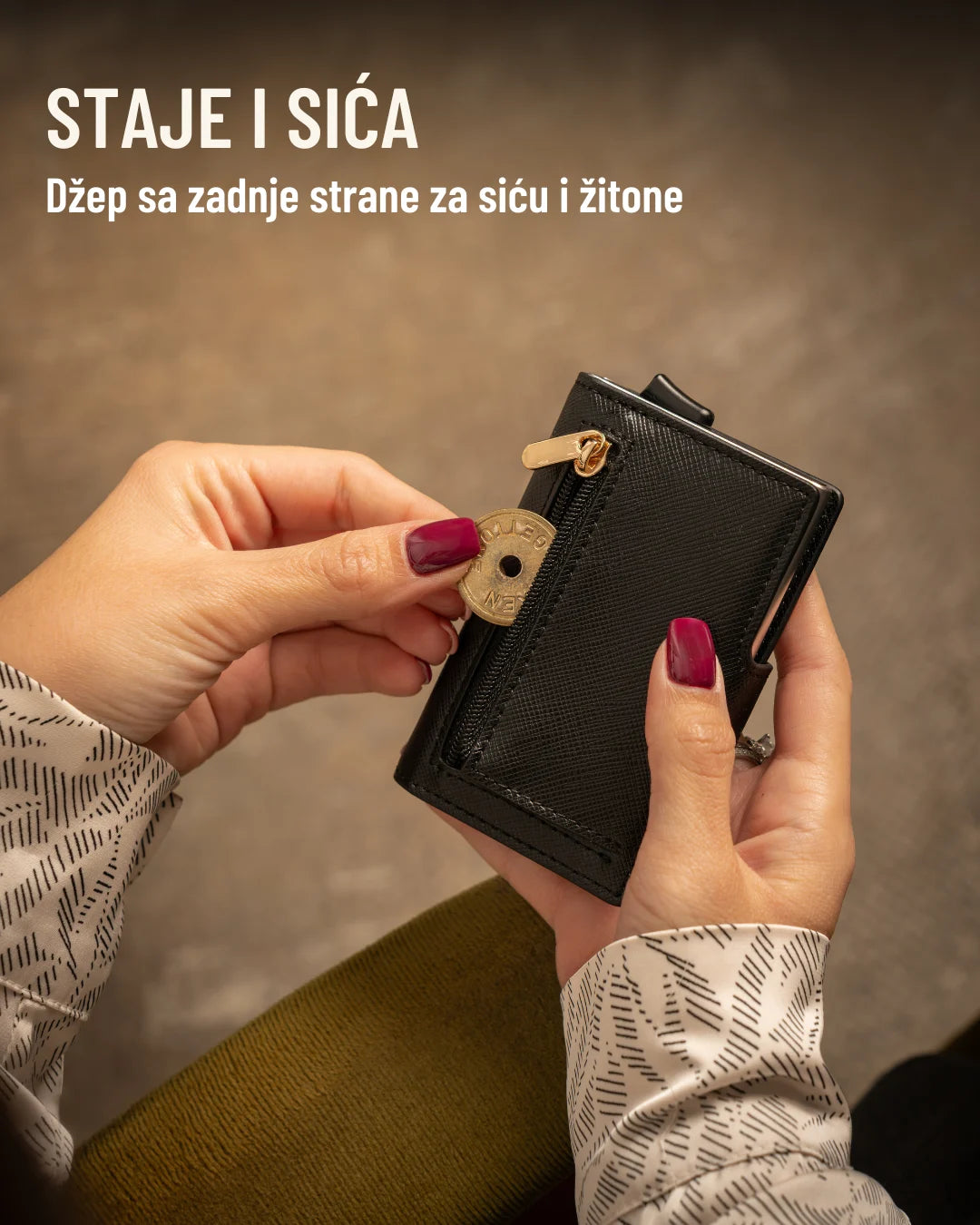 Staje i sića: džep sa zadnje strane crnog EDGE Click Lady novčanika za siću i žetone