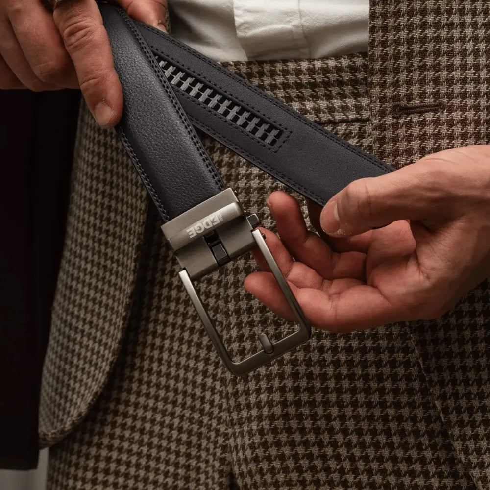 Detaljan prikaz izrade čelične kopče visokog sjaja na crnom Edge kaišu