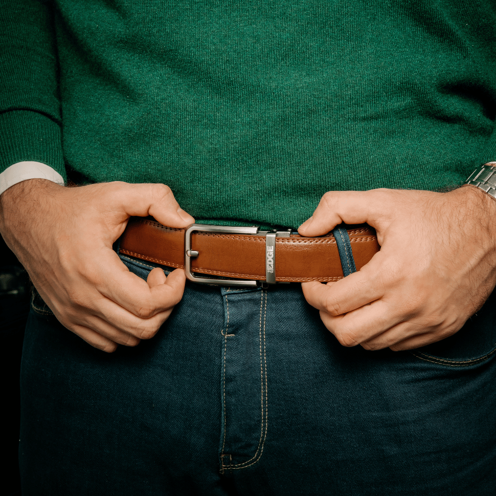 Opuštena svakodnevna varijanta uz braon kožni kaiš Edge i teksas farmerke