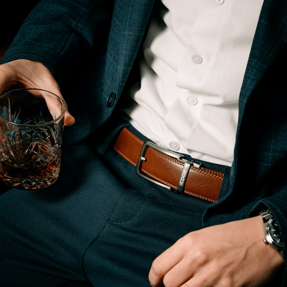 Detaljan prikaz luksuzne čelične kopče na braon Edge kožnom kaišu sa automatskim mehanizmom