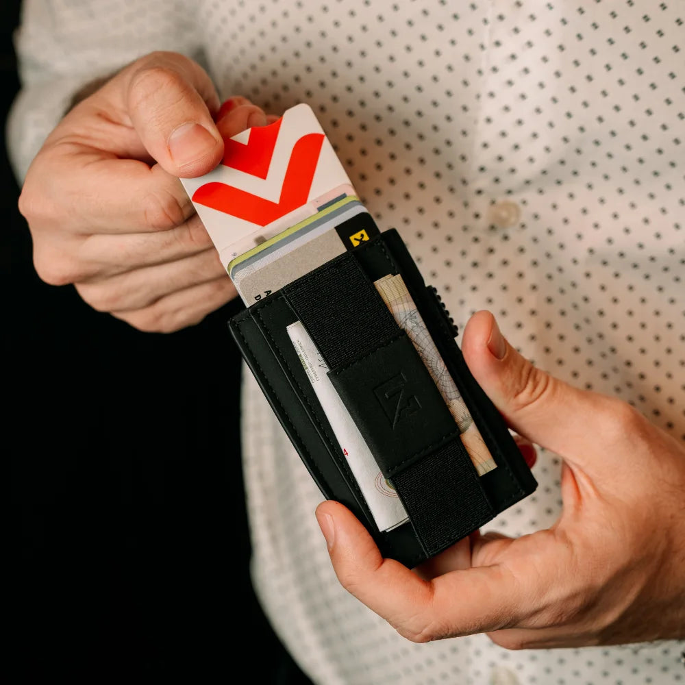 Click mehanizam za brzo i pregledno izvlačenje kartica na crnom Edge novčaniku, 7 kartica izlazi.