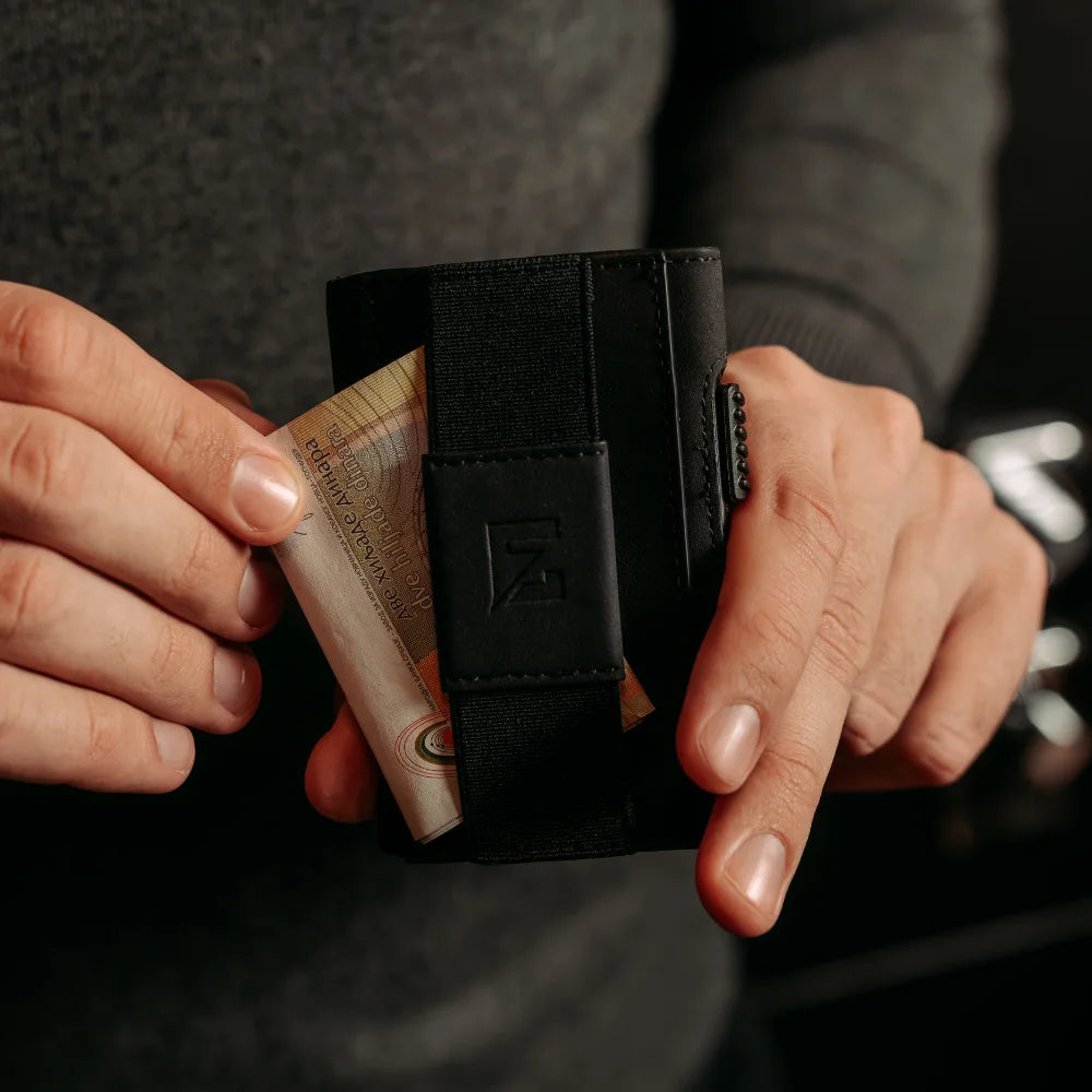 Prikaz ubacivanja do 15 novčanica u novčanik.