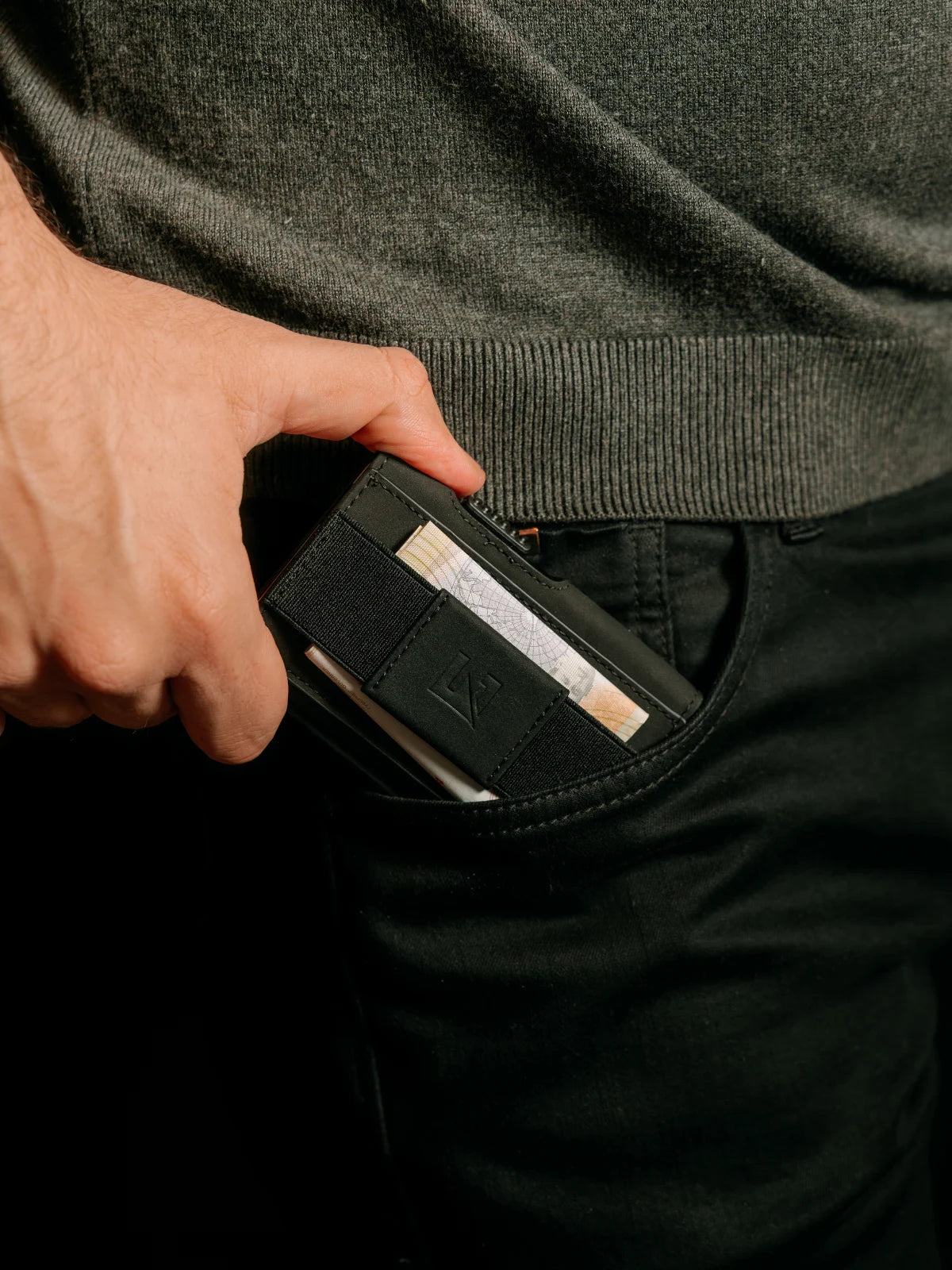 Moderan i elegantan crni muški novčanik Edge Click Classic u svakodnevnoj upotrebi