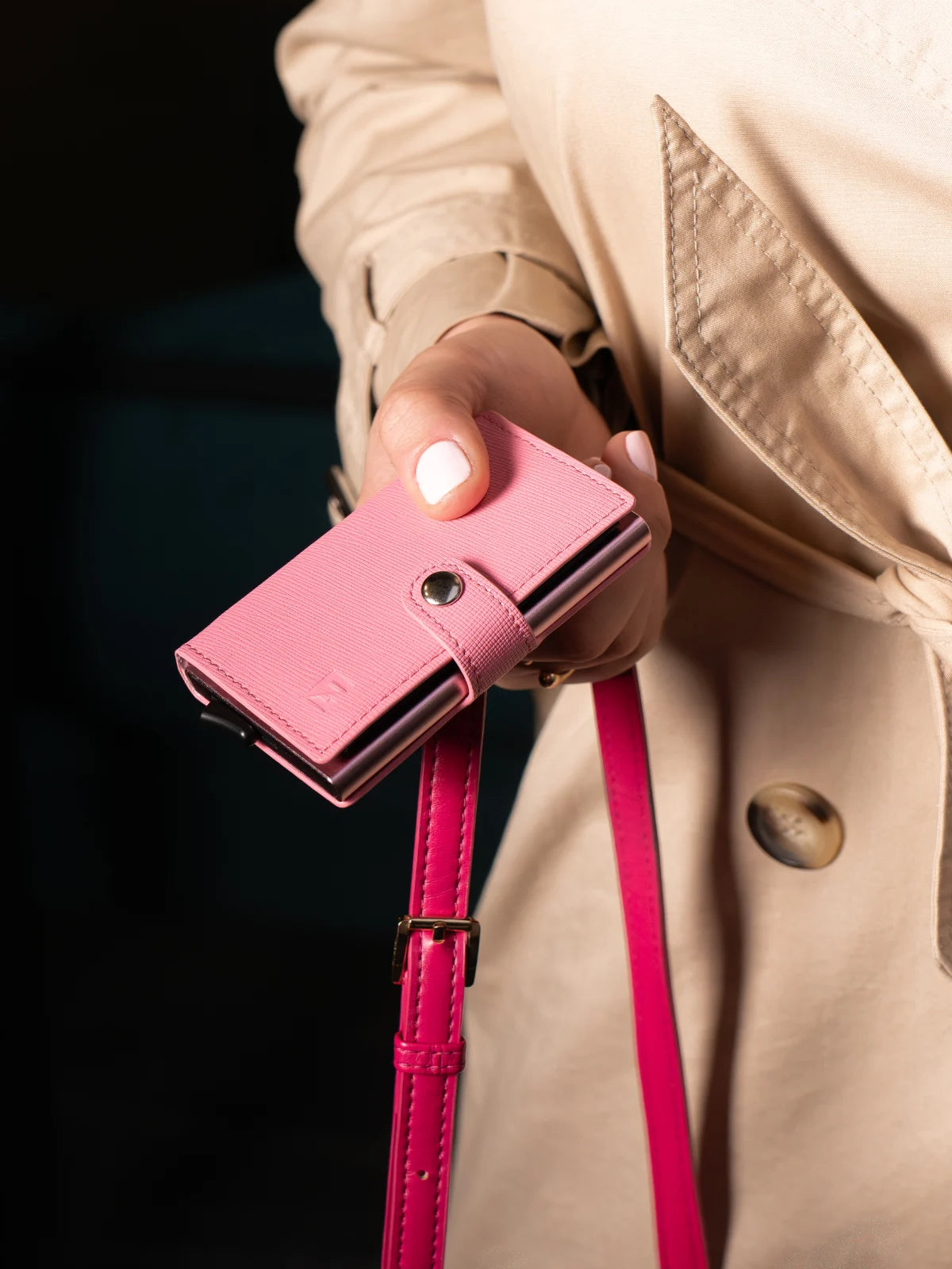 Praktično izvlačenje do 6 kartica jednim potezom iz aluminijumskog mehanizma Edge novčanika.