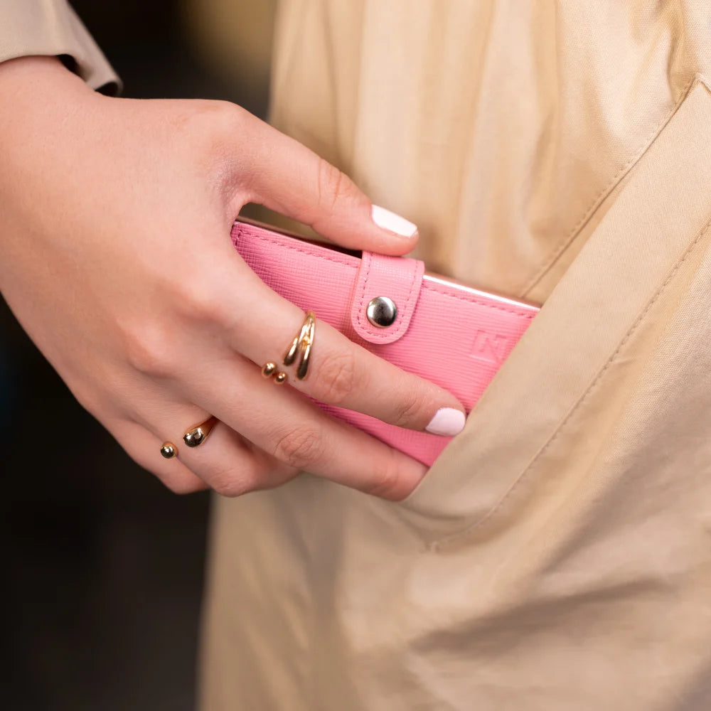 Detaljan prikaz teksture visokokvalitetne prirodne kože i preciznih šavova na roze Edge novčaniku.