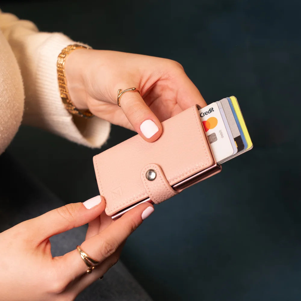 Edge novčanik pruža sigurnu RFID blokadu koja štiti vaše beskontaktne kartice od bežične krađe podataka.