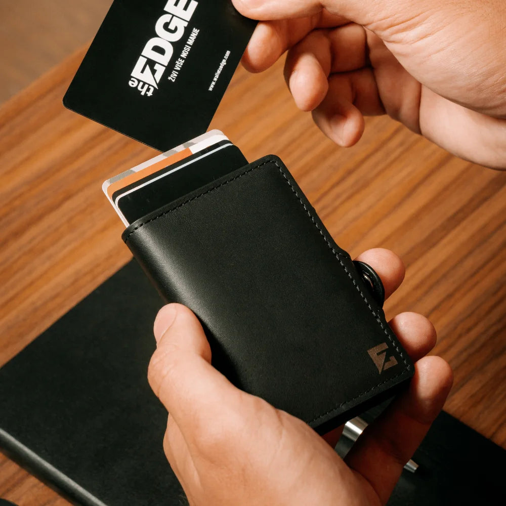 Glavni prikaz pametnog kožnog novčanika Edge Click Leather u crnoj boji sa premium završnom obradom