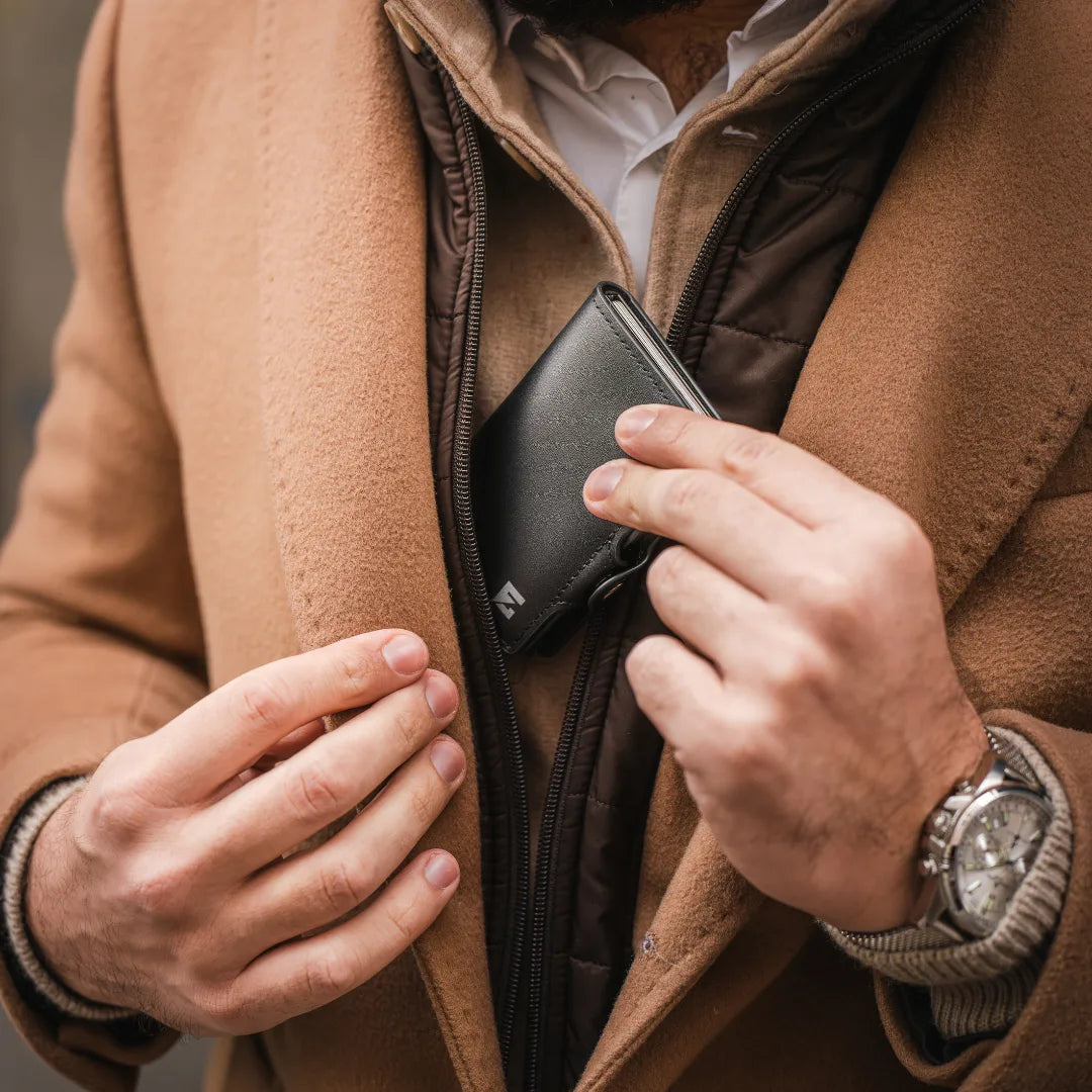 Kompaktan dizajn kožnog Edge Click Leather novčanika koji savršeno leži u ruci i neprimetno staje u prednji džep