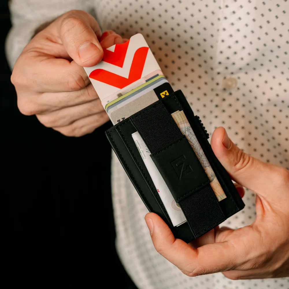 Glavni prikaz crnog minimalističkog novčanika za kartice Edge Click Classic