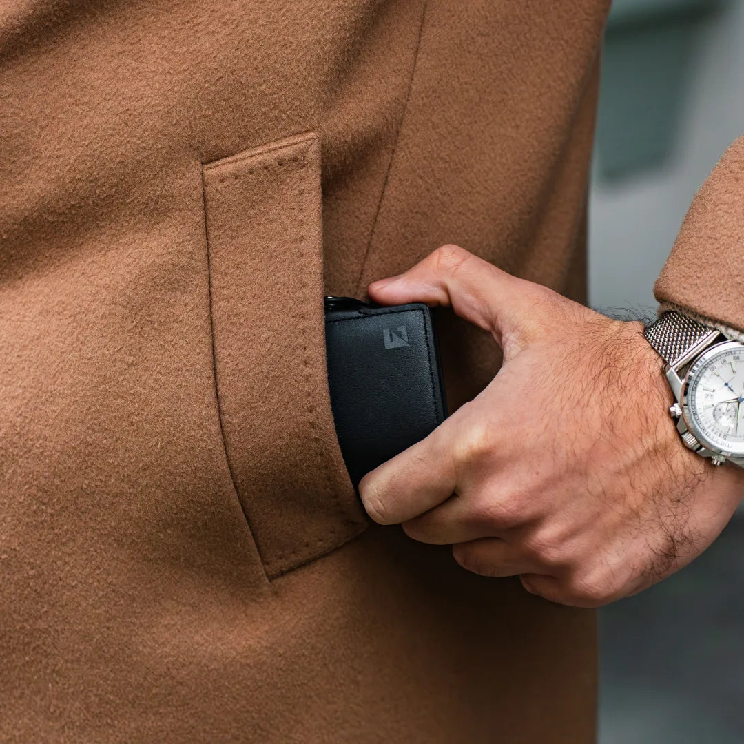 Kompaktan dizajn kožnog Edge Click Leather novčanika koji savršeno leži u ruci i neprimetno staje u svaki džep