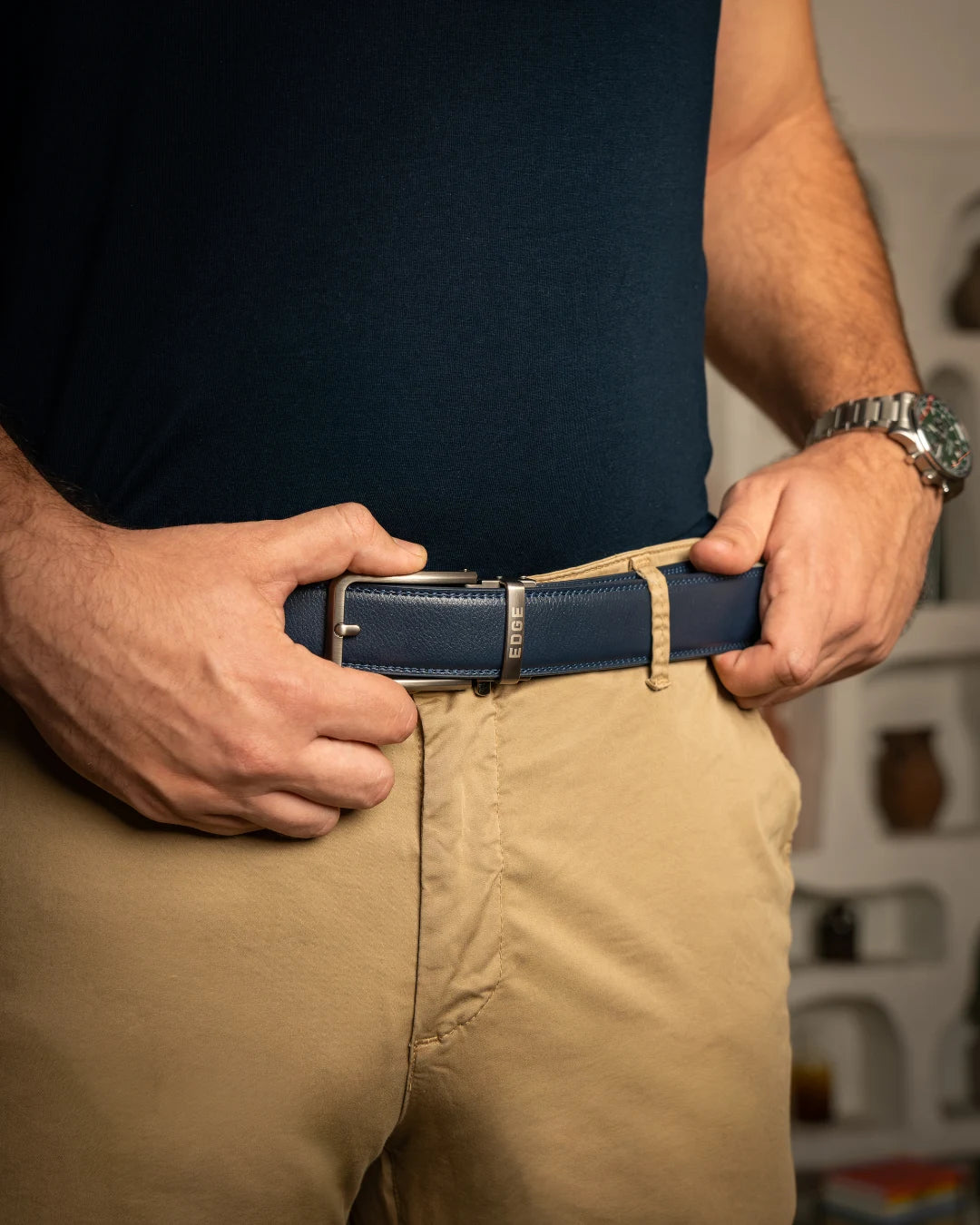 Teget EDGE kaiš uz bež pantalone i teget majicu